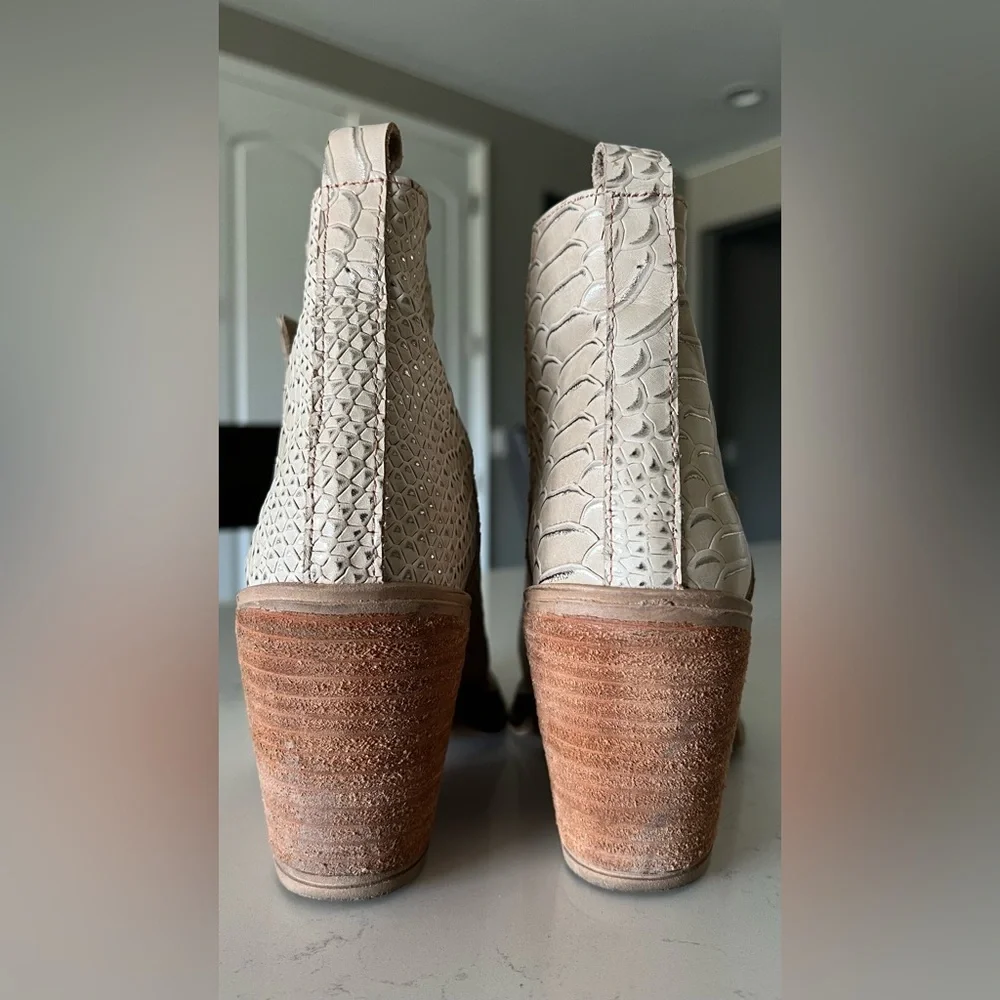 Melihan Textured Beige Ankle Boots size 9